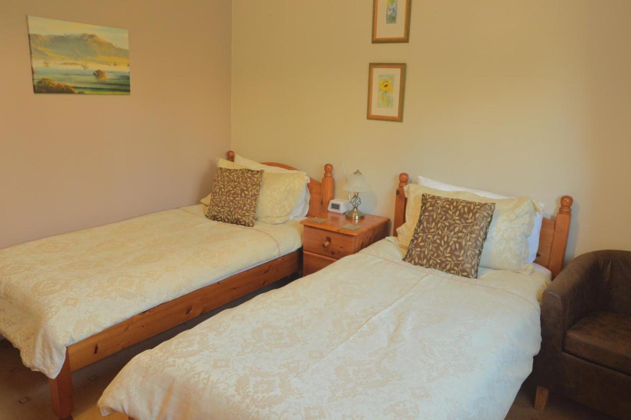 Bed and Breakfast Bryn Hebog à Carmarthen Extérieur photo